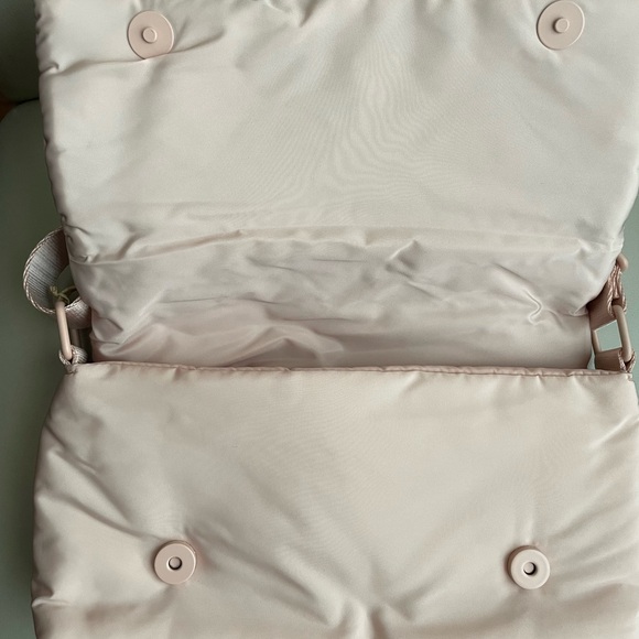 Chic Pink Quilted Crossbody Bag - Picture 4 of 8